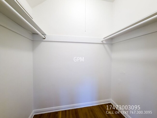 Building Photo - Spacious Hollywood Gem: Stylish 1-Bedroom ...