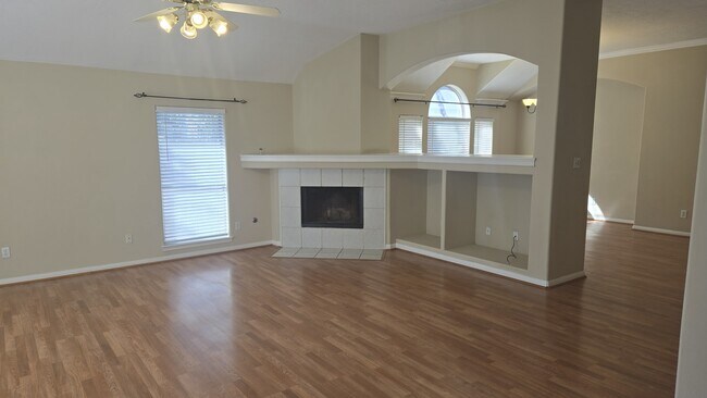 Building Photo - 10008 Chestnut Creek Way