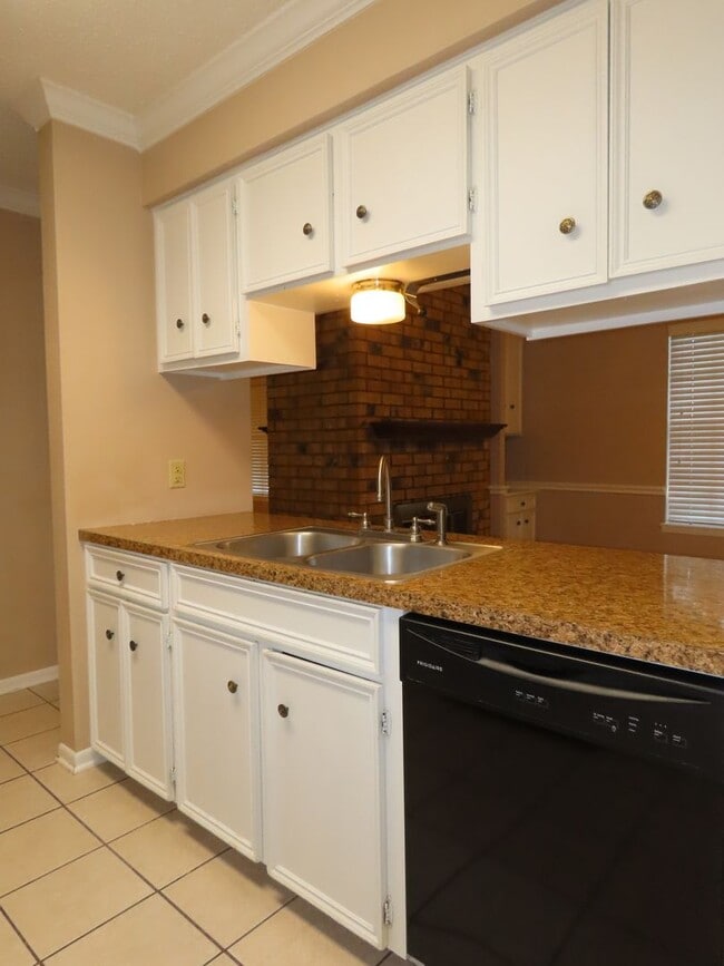 Building Photo - Gorgeous 3 Bedroom Home w/Workshop in Tyler!