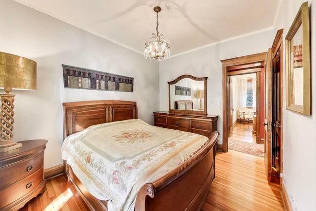 Building Photo - 4200 N Hermitage Ave