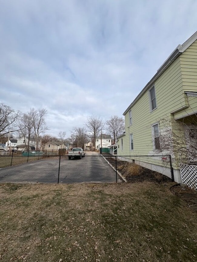 Building Photo - 901 NE Glen Oak Ave