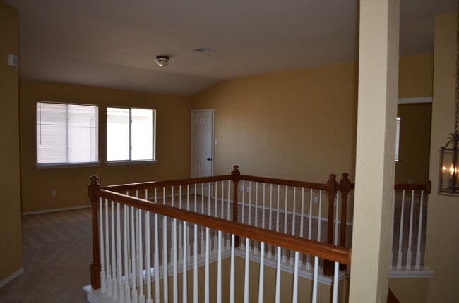 Building Photo - HUGE 5 BEDROOM HOME IN SAVANNAH HEIGHTS!