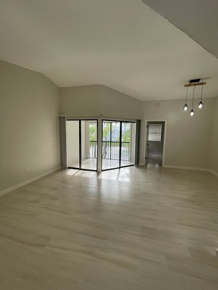 Living - 1031 Adams Ave