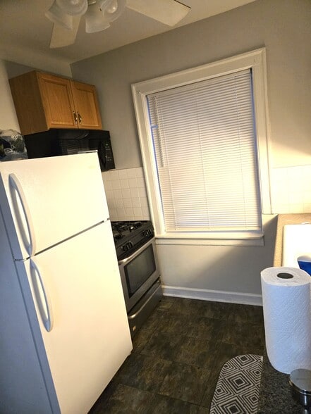 Kitchen appliances - 7259 S Constance Ave