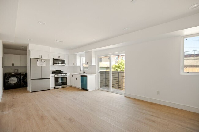 Building Photo - BRAND NEW TOWNHOUSE! One Month Free!