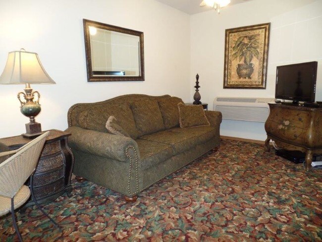Building Photo - Crestwood Apartments / Extended Stay