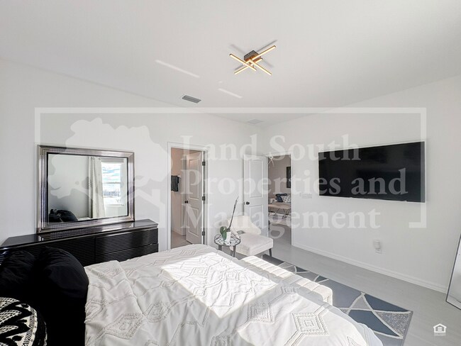 Building Photo - 6720 Great Bear Dr