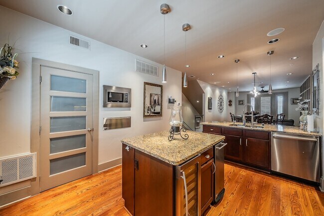 Building Photo - 6350 Oriole Dr