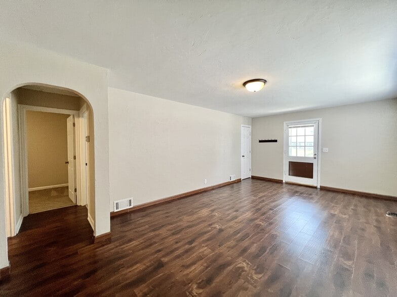 Building Photo - 1425 Sharon St