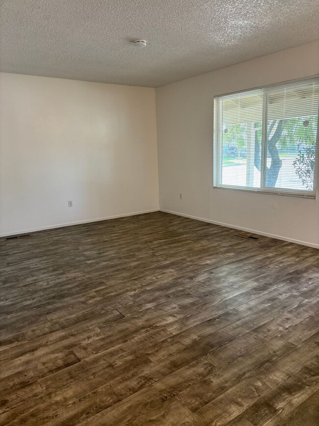 Building Photo - 2 bedroom ~1 bath ~ 1 car Garage!!