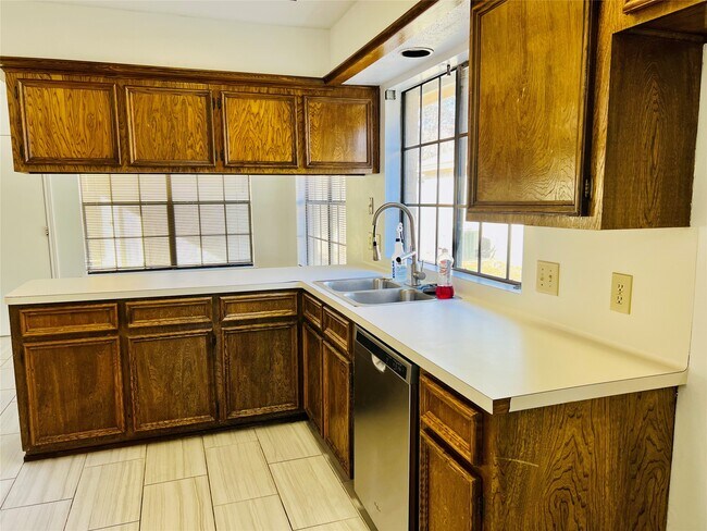 Building Photo - 14734 Charlmont Dr