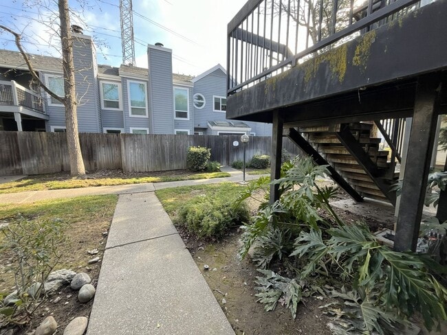 Building Photo - 1523 Hood Rd