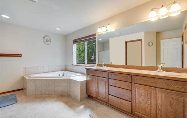 Building Photo - Beautiful 3 Bed 2.5 Bath Everett Home @ a ...