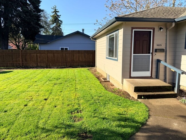 Building Photo - Two Bedroom Duplex With Full Size Basement