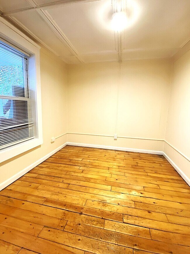 Building Photo - 47 1/2 Willow St