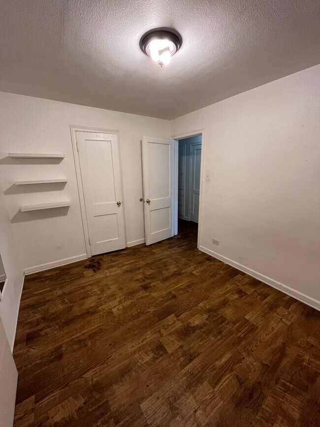 Building Photo - 3 Bedroom 1 Bathroom Ranch in East Denver!