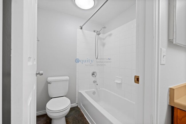 Building Photo - 989 Creekhill Ln