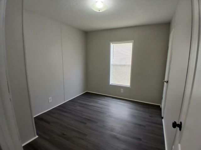 Building Photo - 1400 Banana Rd