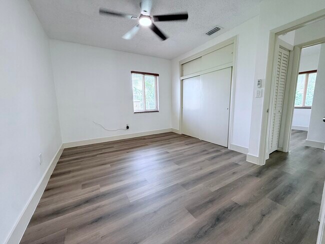 Building Photo - 957 W 67th St