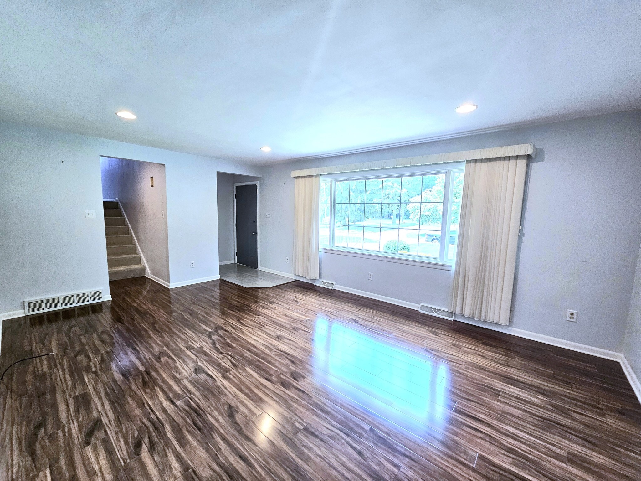 Main Level- Living Room 18.11x13.2 - 172 Lincoln Hill Dr