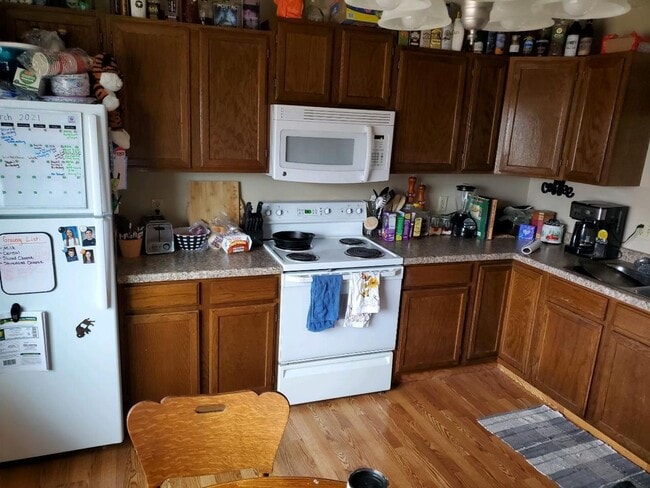 Building Photo - Private Townhome on the Corner!