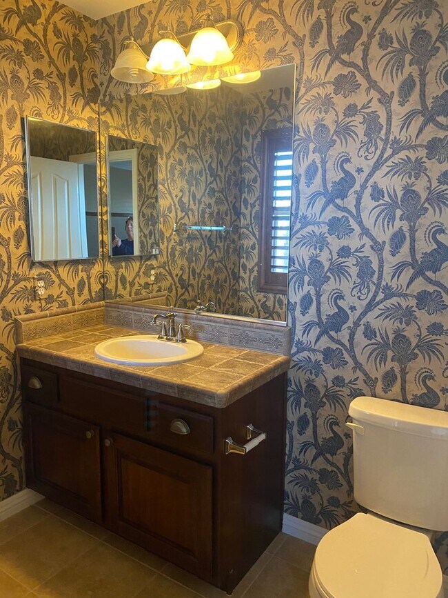 Building Photo - Fabulous Former Model Home!