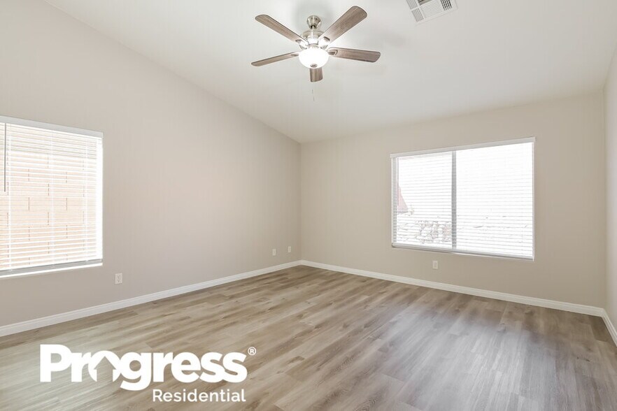 Building Photo - 1075 Silver Star St