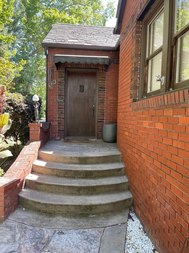 Building Photo - 6 Month Lease on a Two-Bedroom 1 Bathroom East Sacramento Home