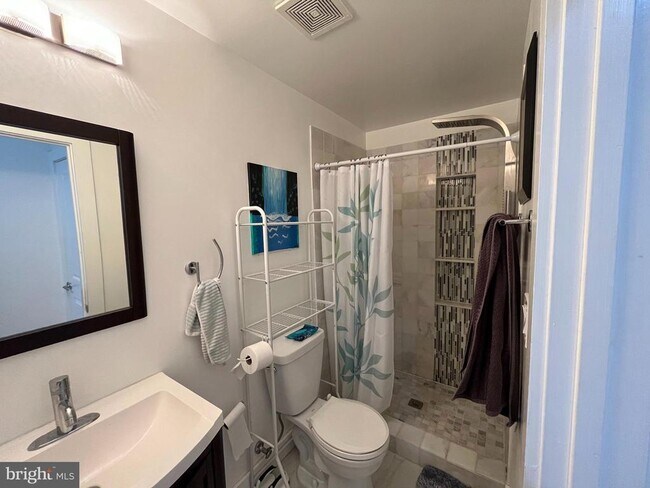 Building Photo - 1013 V St NW