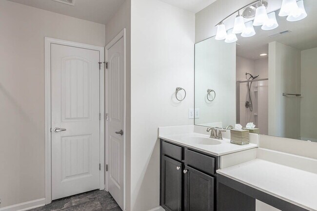 Building Photo - Experience modern comfort in this spacious 4+ bedroom home