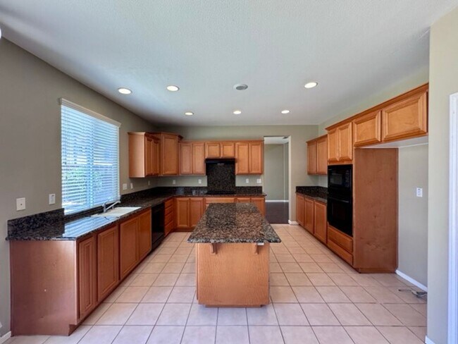 Building Photo - Beautiful Two Story 5 bedroom Home in the ...