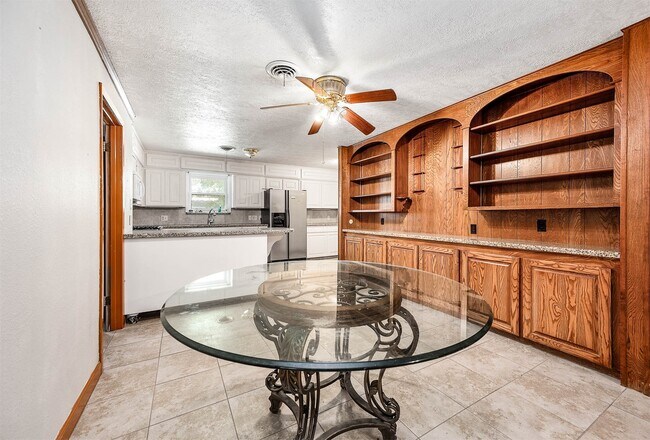 Building Photo - 5813 Russell Ln
