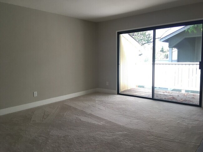 Building Photo - Charming One Bedroom in Cove at Marina Bay