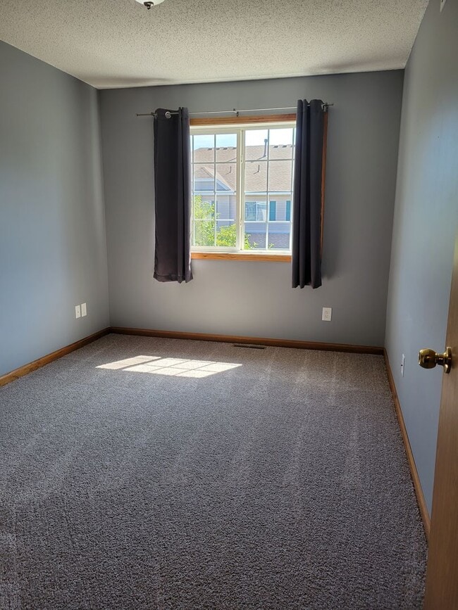 Building Photo - Spacious End Unit Townhouse