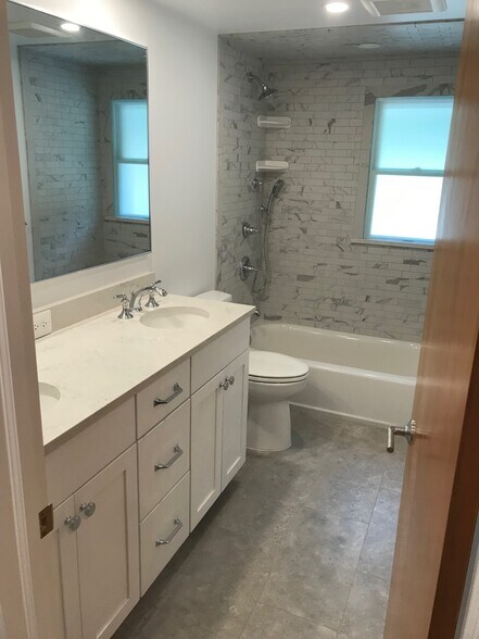 Main bath - 1507 Armacost Rd