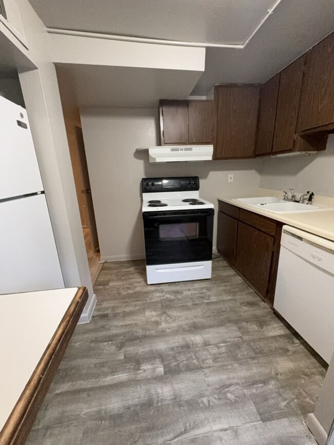 Building Photo - Updated 3 Bed 1 Bath Basement Apartment