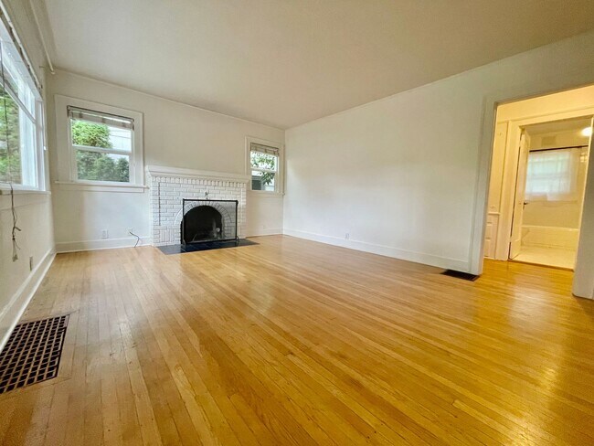 Building Photo - Upgraded 3bd/2bath Laurelhurst Home w/ Pri...