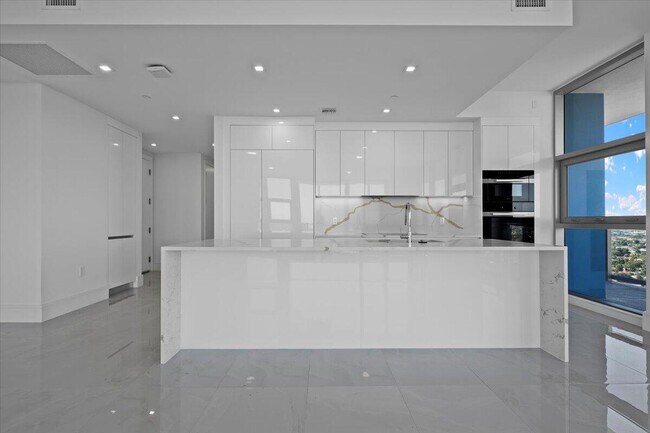 Building Photo - 220 Lake Shore Dr