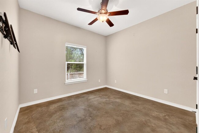 Building Photo - 606 Rogart Dr