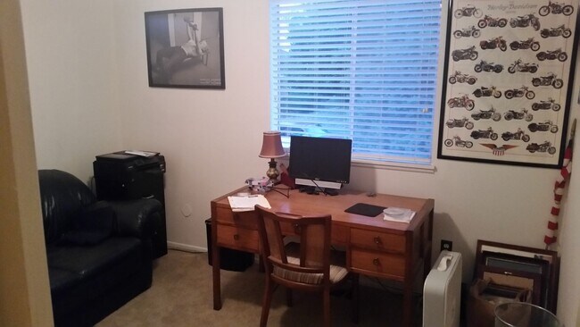 Building Photo - Spacious 3 Bed + Office, 2 Bath Single Fam...