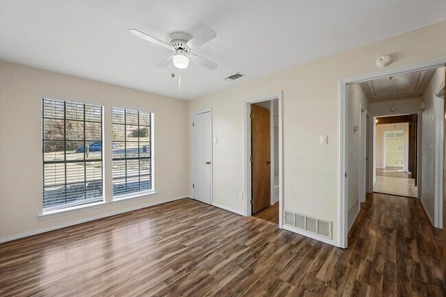 Building Photo - 8721 Hidden Hill Dr