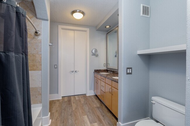 Building Photo - 2600 Hillsboro Pike