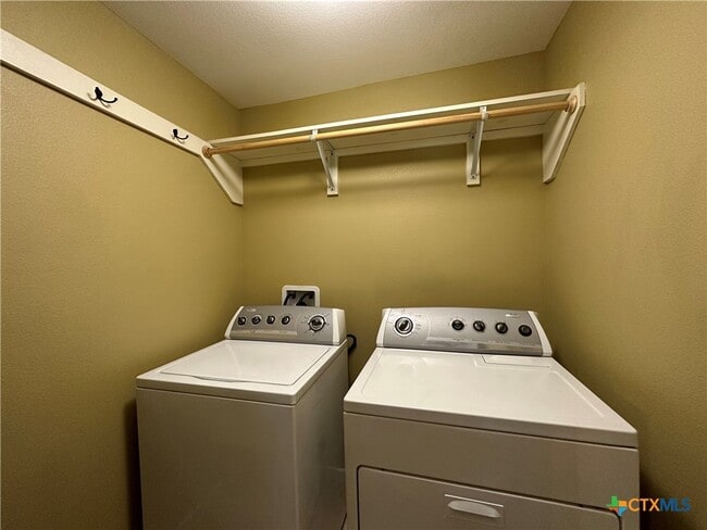 Building Photo - 818 W Hopkins St