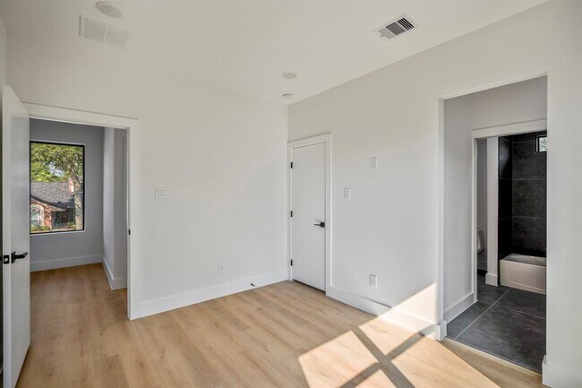 Building Photo - 10728 Twin Oak Dr