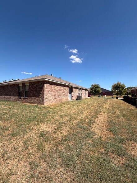 Building Photo - 229 N Broadway Dr