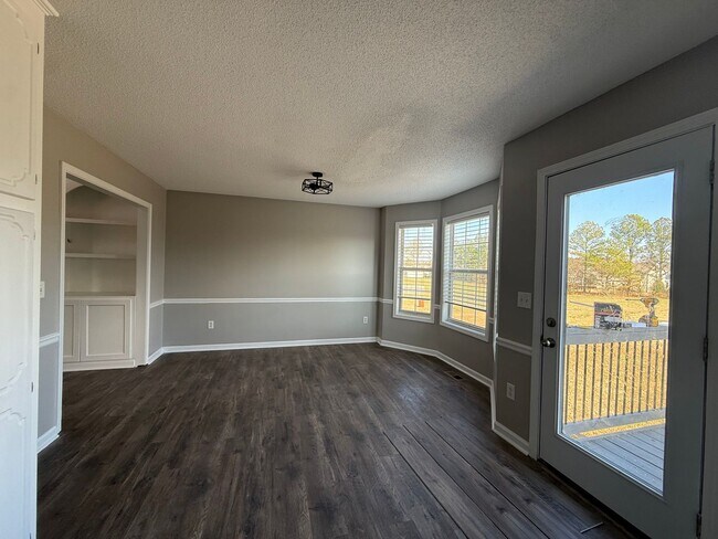 Building Photo - 4 Bedrooms, 3 Bathrooms with potential 5th Bedroom and Loft/Office in Euharlee!