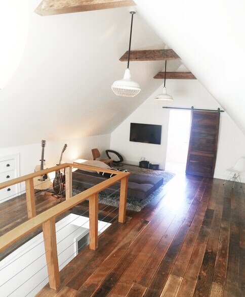 Upstairs master hangout space or master bedroom. Integrated Sony LCD Flatscreen is included. Authentic Westinghouse factory lamps - all on dimmers of course. - 2635 NE 30th Ave