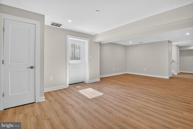 Building Photo - 5310 Cathedral Ave NW