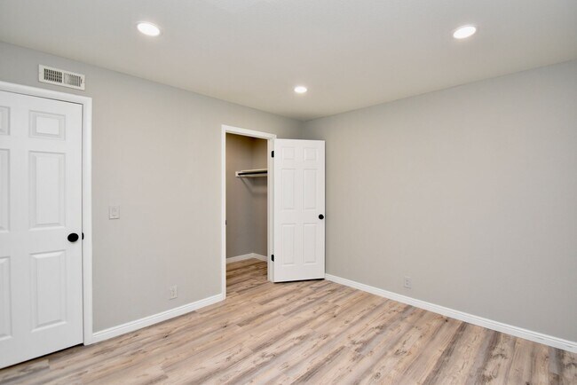 Building Photo - Remodeled 2 Bedroom 2 Bath Unit in HOA Community with Great Amenities!