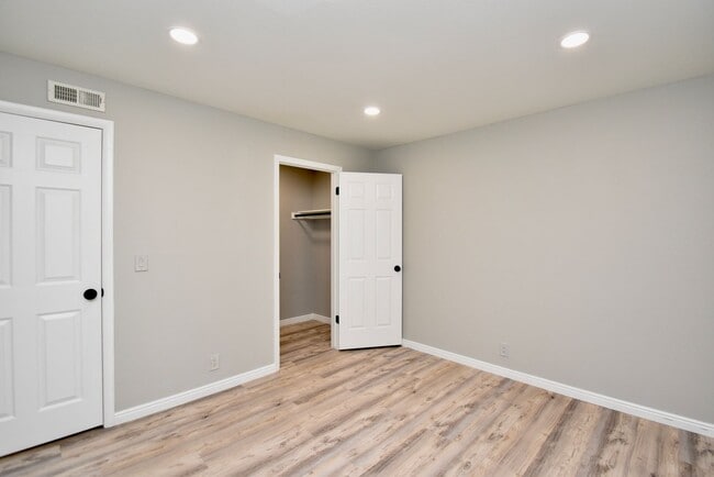 Building Photo - Remodeled 2 Bedroom 2 Bath Unit with Great Amenities! $500 off First Month Rent!